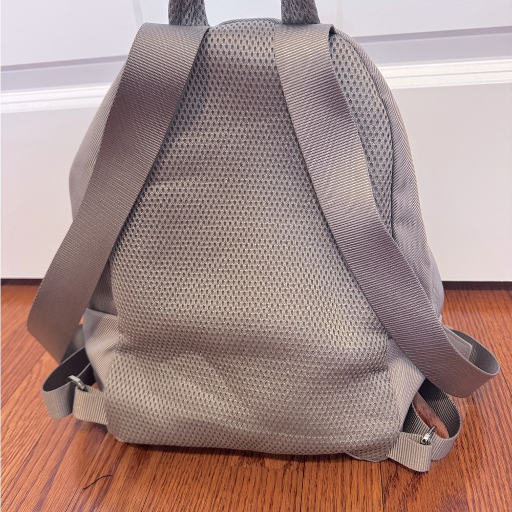 Lululemon Everywhere Backpack
5L Mini
Dark Chrome - Picture 4 of 8
